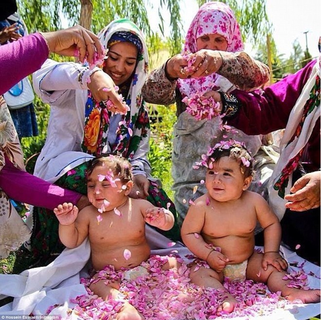 Hai em bé cùng mẹ trong dịp Gol Qualtan, một nghi lễ truyền thống ở  đất nước Iran mừng mùa xuân đầu tiên của trẻ. Bức ảnh là một trong những hình ảnh được chia sẻ trên tài khoản Instagram EverydayIran, cho thấy một góc nhìn khác về quốc gia Trung Đông, nơi người ta vẫn thường chỉ thấy những mối đe dọa về hạt nhân và bị Mỹ liệt vào danh sách "trục ma quỷ" đe dọa an ninh thế giới. “Đây là một trong những bức ảnh khiến tôi ngạc nhiên. Nó rất tuyệt. Tôi không biết Iran có truyền thống này”, Ali Kaveh, 26 tuổi, người Iran, một trong những chủ của tài khoản EverydayIran, chia sẻ.